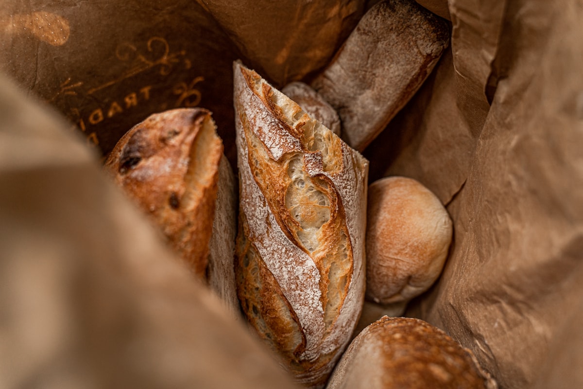 Dos baguettes tradicionales recién horneadas