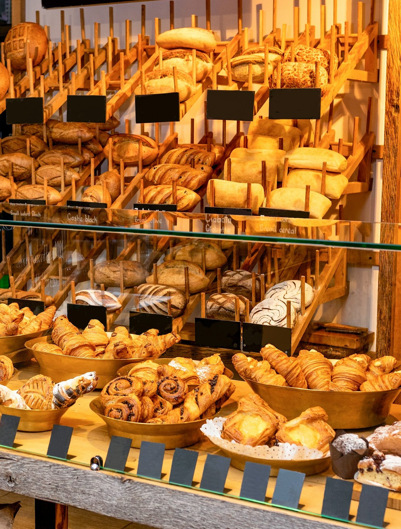 Vitrina de la panadería Miga con panes recién horneados