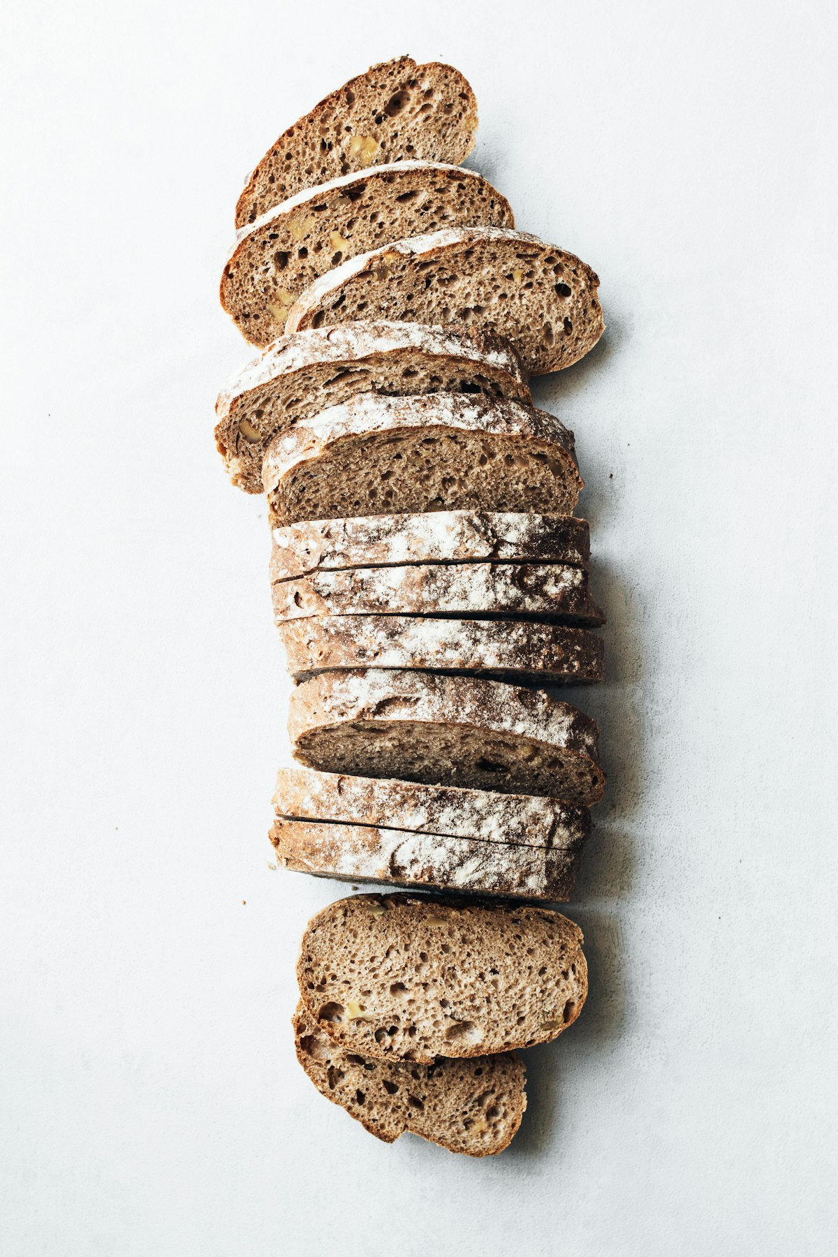 Rebanadas de pan de nueces apiladas