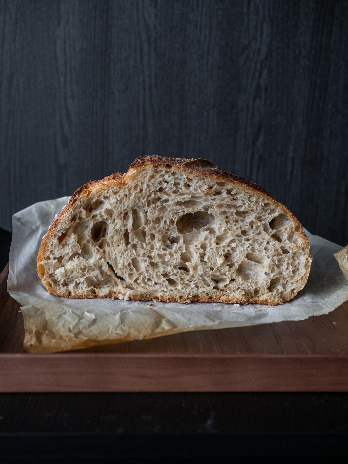 Rebanada de pan de masa madre con miga abierta y alveolada